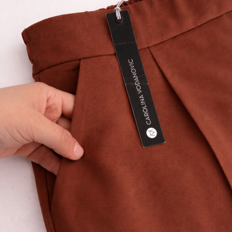 Pantalones cupro marrón con etiqueta Carolina Vodanovic